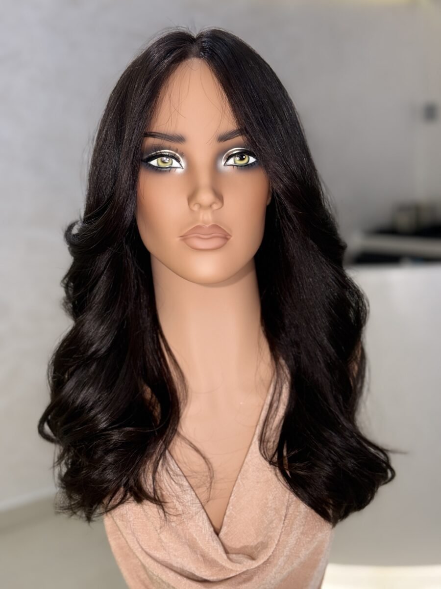 باروكة طول ٢٠-٢١ انش لون طبيعي مايل للأسود مع تدريج أمامي