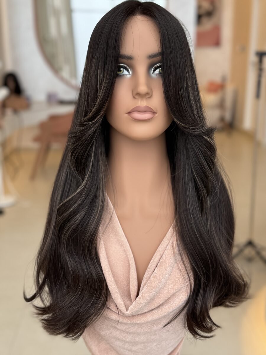 باروكة طول ٢٤-٢٥ انش لون طبيعي مايل للأسود مخصل أشقر